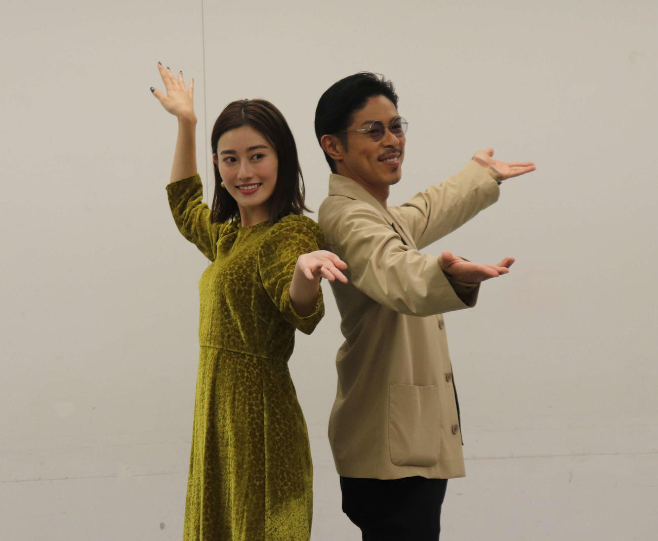 社交ダンスポーズをとる守屋茜（左）と松本利夫（右）（撮影・竹本穂乃加）