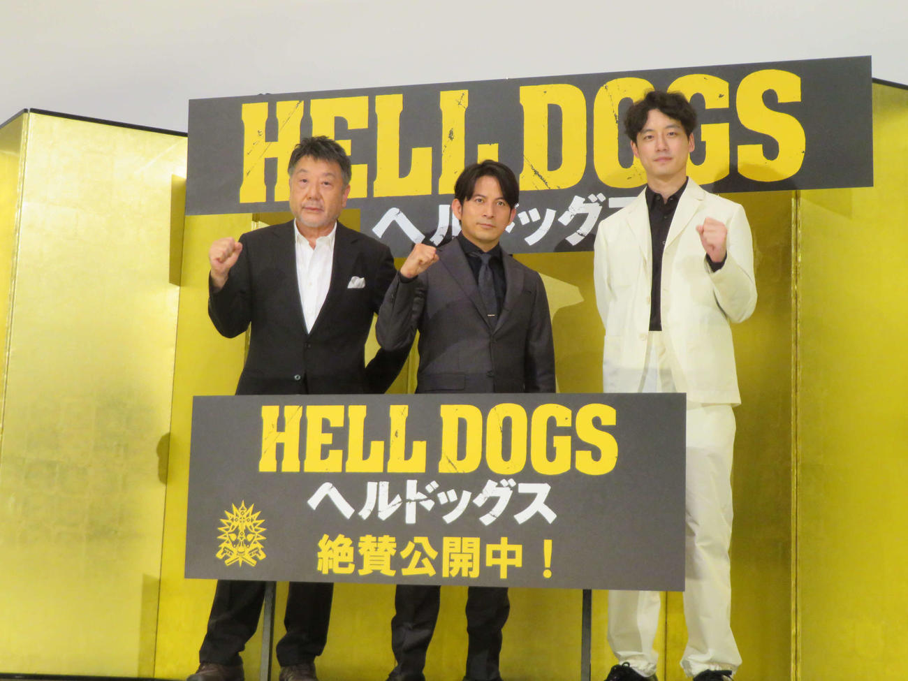 映画「ヘルドッグス」公開御礼舞台に登壇した、左から原田眞人監督、岡田准一、坂口健太郎（撮影・村上幸将）
