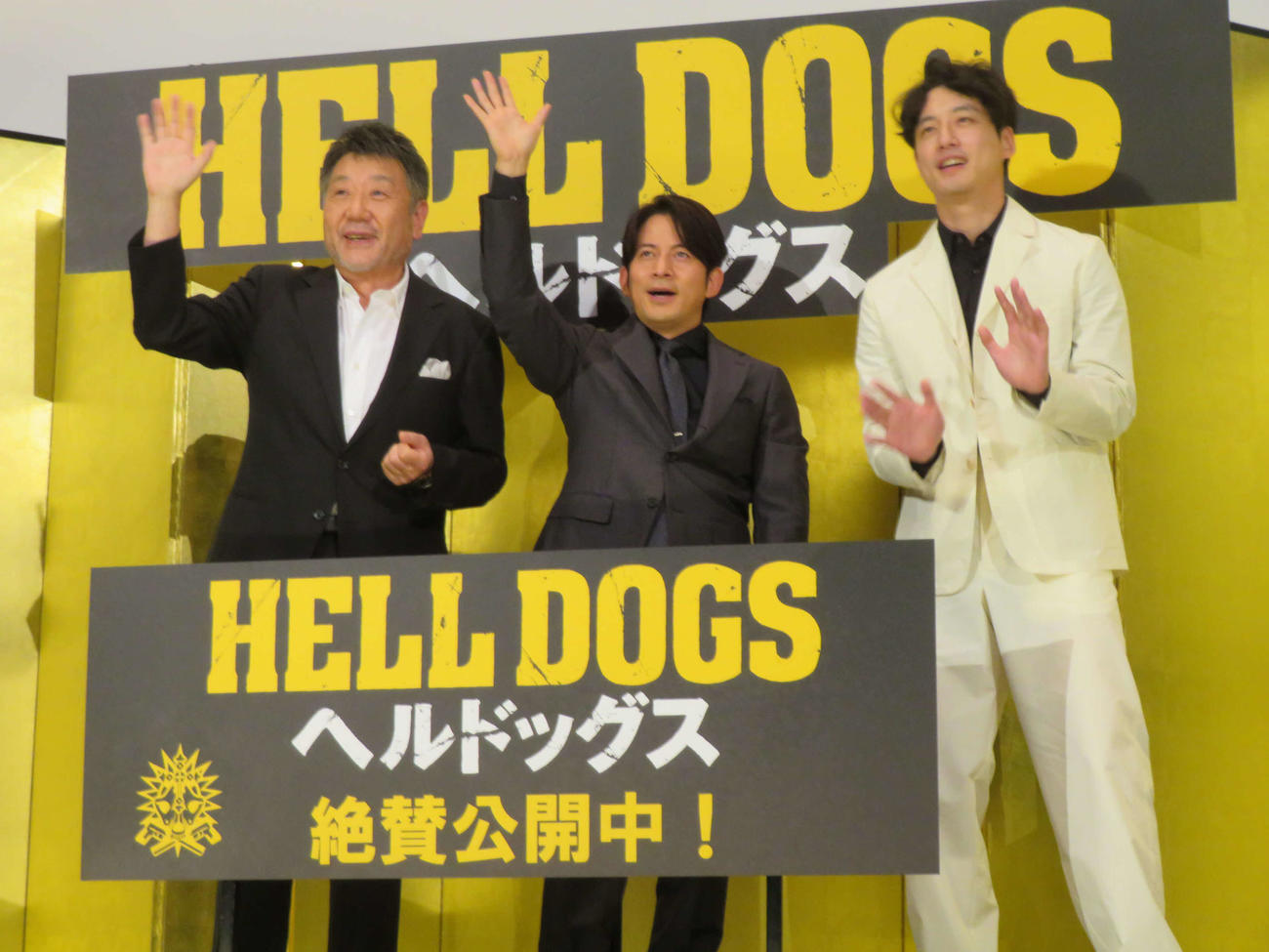 映画「ヘルドッグス」公開御礼舞台に登壇した、左から原田眞人監督、岡田准一、坂口健太郎（撮影・村上幸将）
