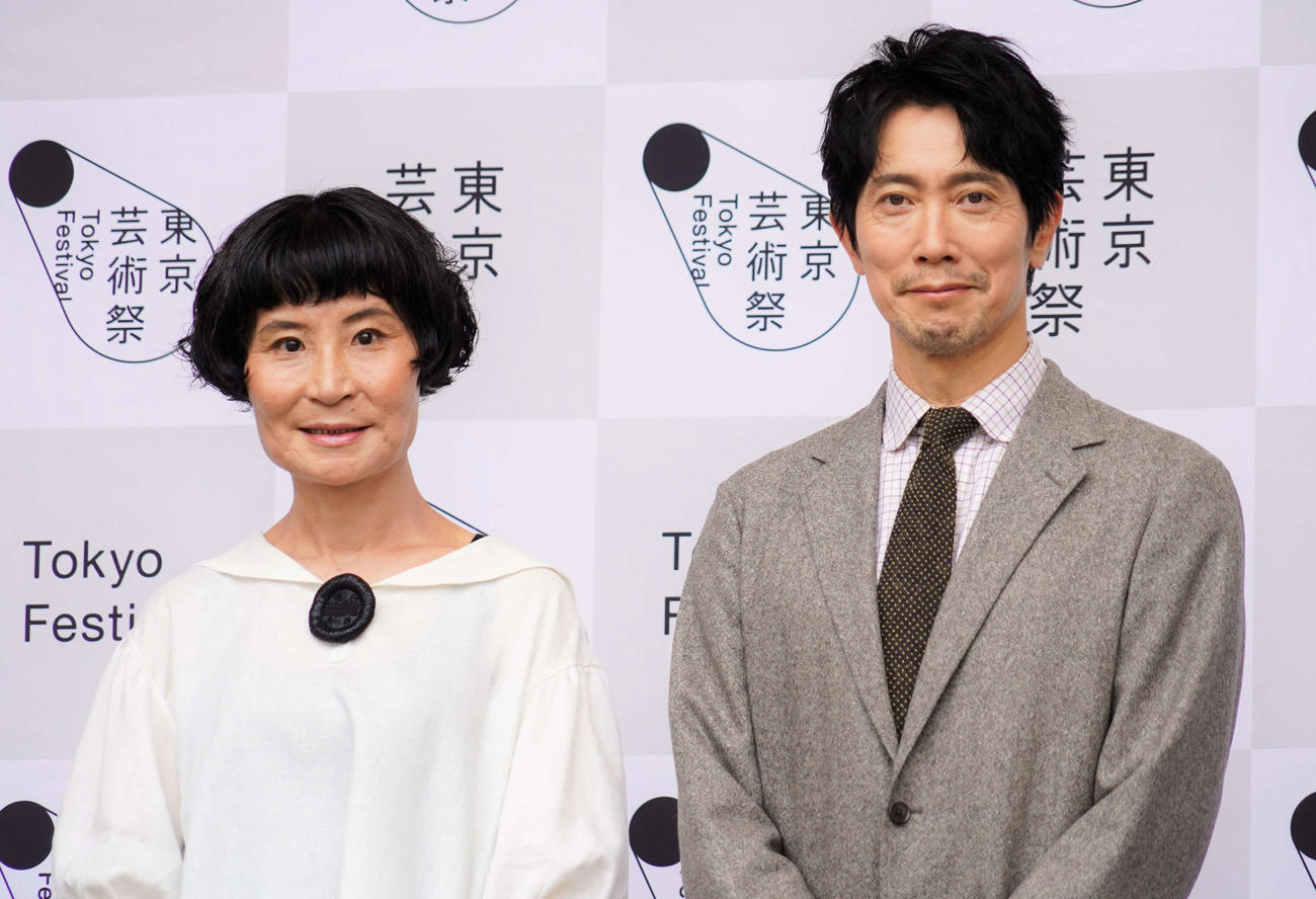 東京芸術祭2022オープニングイベントに出席した片桐はいりと佐々木蔵之介（撮影・佐藤成）