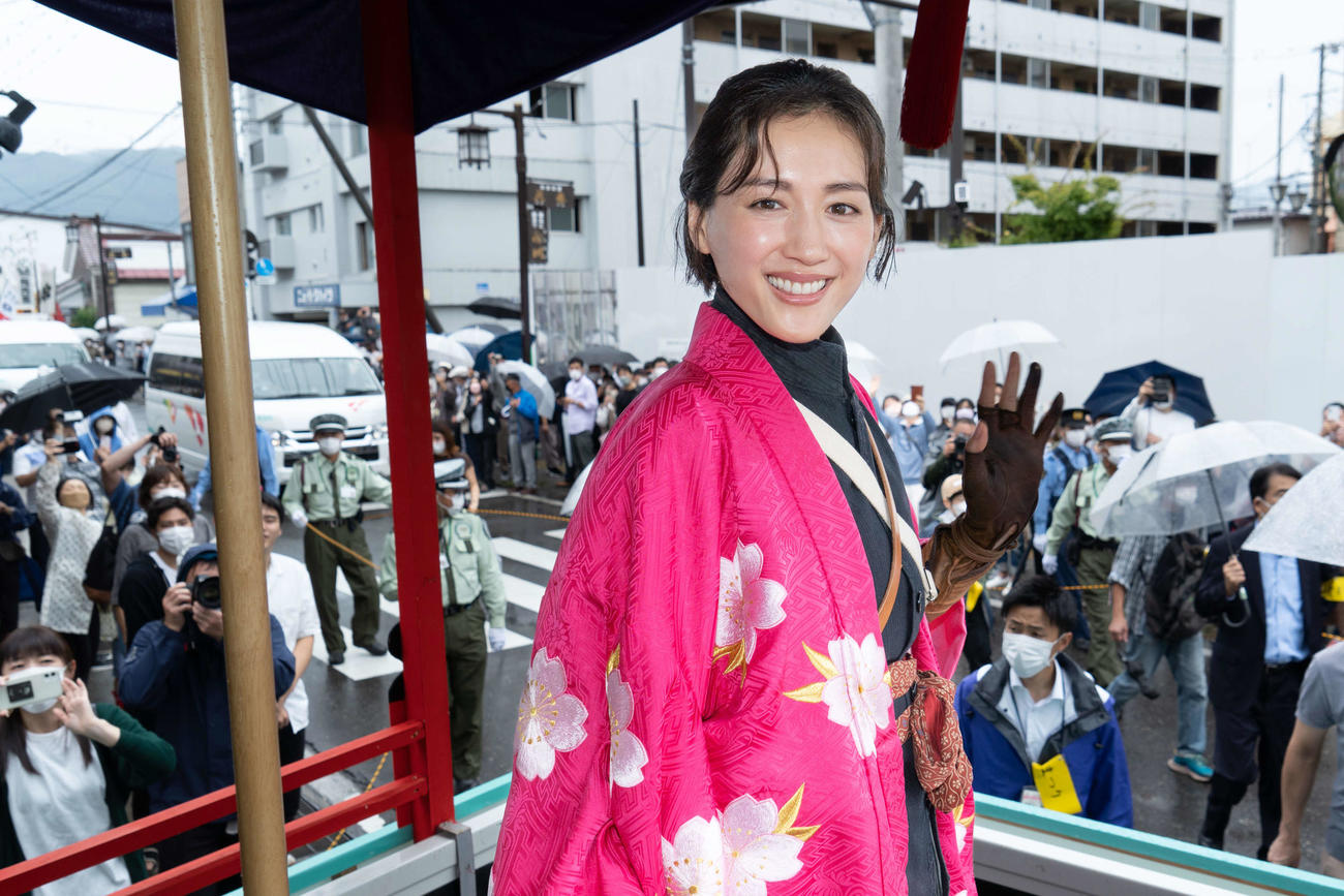 「会津まつり」の会津藩公行列に参加し、笑みを見せる綾瀬はるか