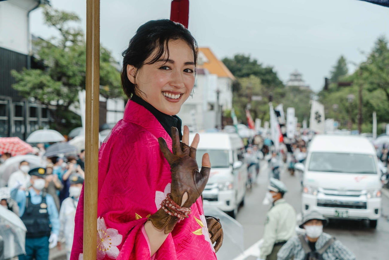 「会津まつり」の会津藩公行列に参加した綾瀬はるか