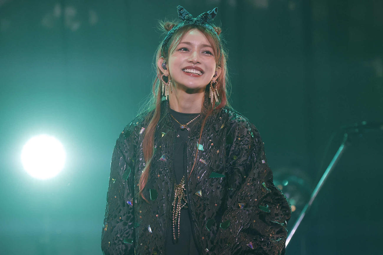 「後藤真希LIVE TOUR 2022『歌ってみた～Songs of You and Me！～』」の最終公演で笑顔をみせる後藤真希