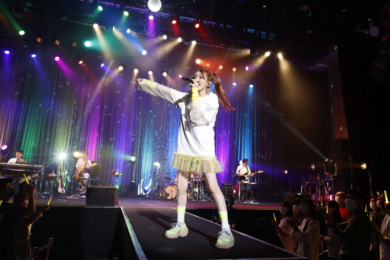 「後藤真希LIVE TOUR 2022『歌ってみた～Songs of You and Me！～』」の最終公演で熱唱する後藤真希