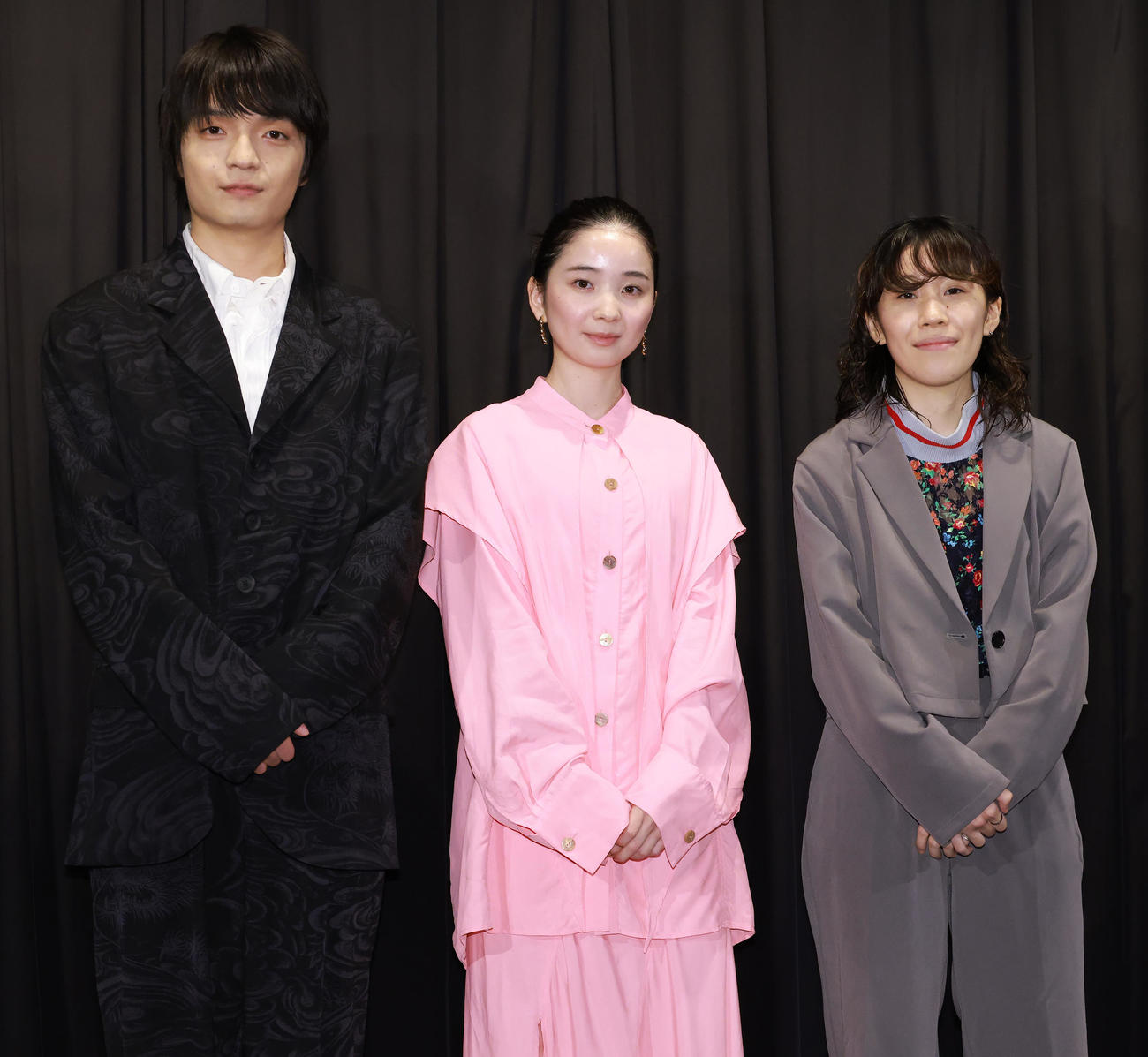 「あの娘は知らない」初日舞台あいさつを行う、左から岡山天音、福地桃子、井樫彩監督（撮影・中島郁夫）