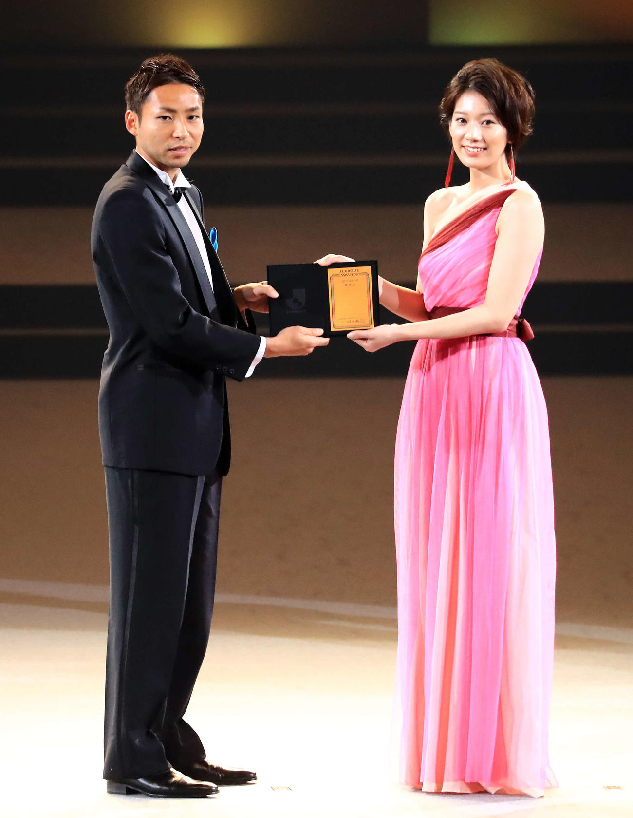 17年12月5日、得点王に輝いた川崎F小林を表彰するJリーグマネジャー佐藤美希