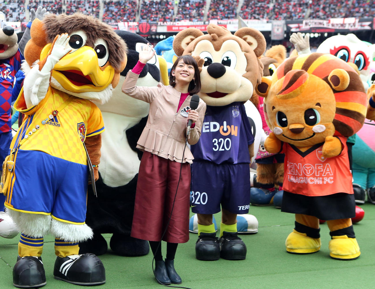 17年2月18日、Jリーグマスコット総選挙2017でサポーターの声援に応える、左から2位仙台のベガッ太、Jリーグ女子マネジャー佐藤美希、1位広島のサンチェ、3位山口のレノ丸