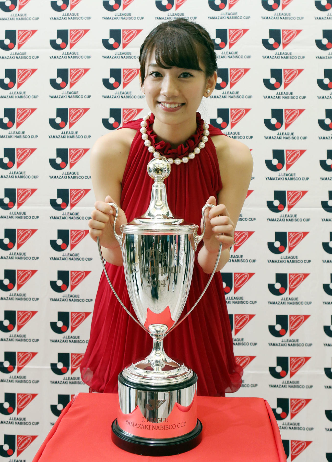 15年6月29日、ナビスコ杯決勝トーナメントドローに出席し、カップを手に笑顔を見せるJリーグマネジャーの佐藤美希