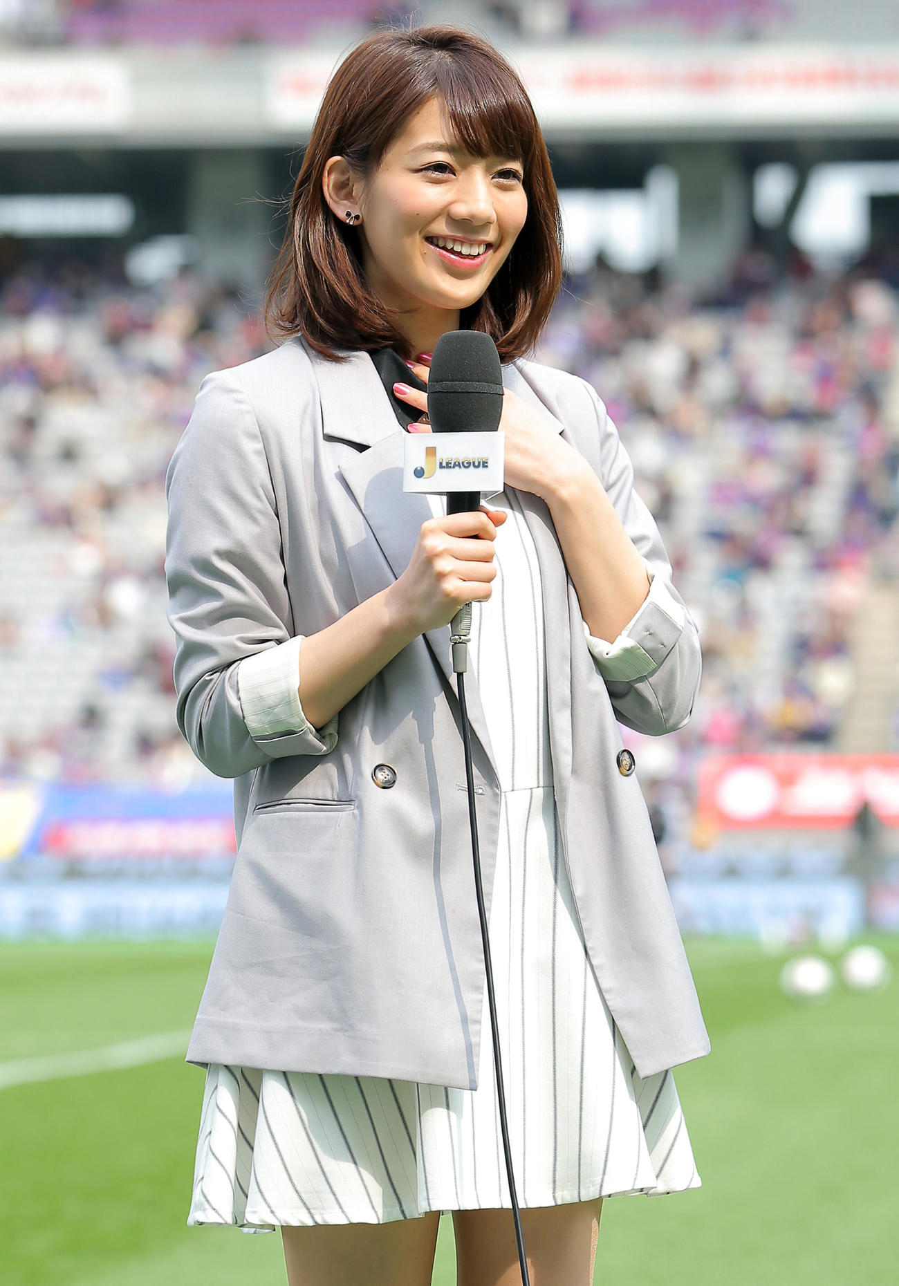 初代足立梨花の後任として2015Jリーグ女子マネジャーに就任した佐藤美希はピッチ横からリーポートする（撮影・松本俊）