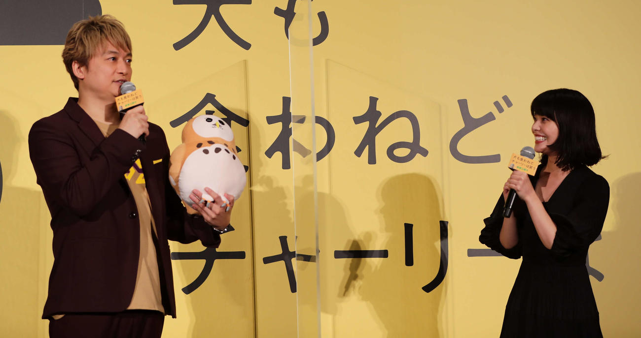 映画「犬も食わねどチャーリーは笑う」の公開記念舞台挨拶で笑顔を見せる岸井ゆきの（右）と香取慎吾（撮影・星夏穂）