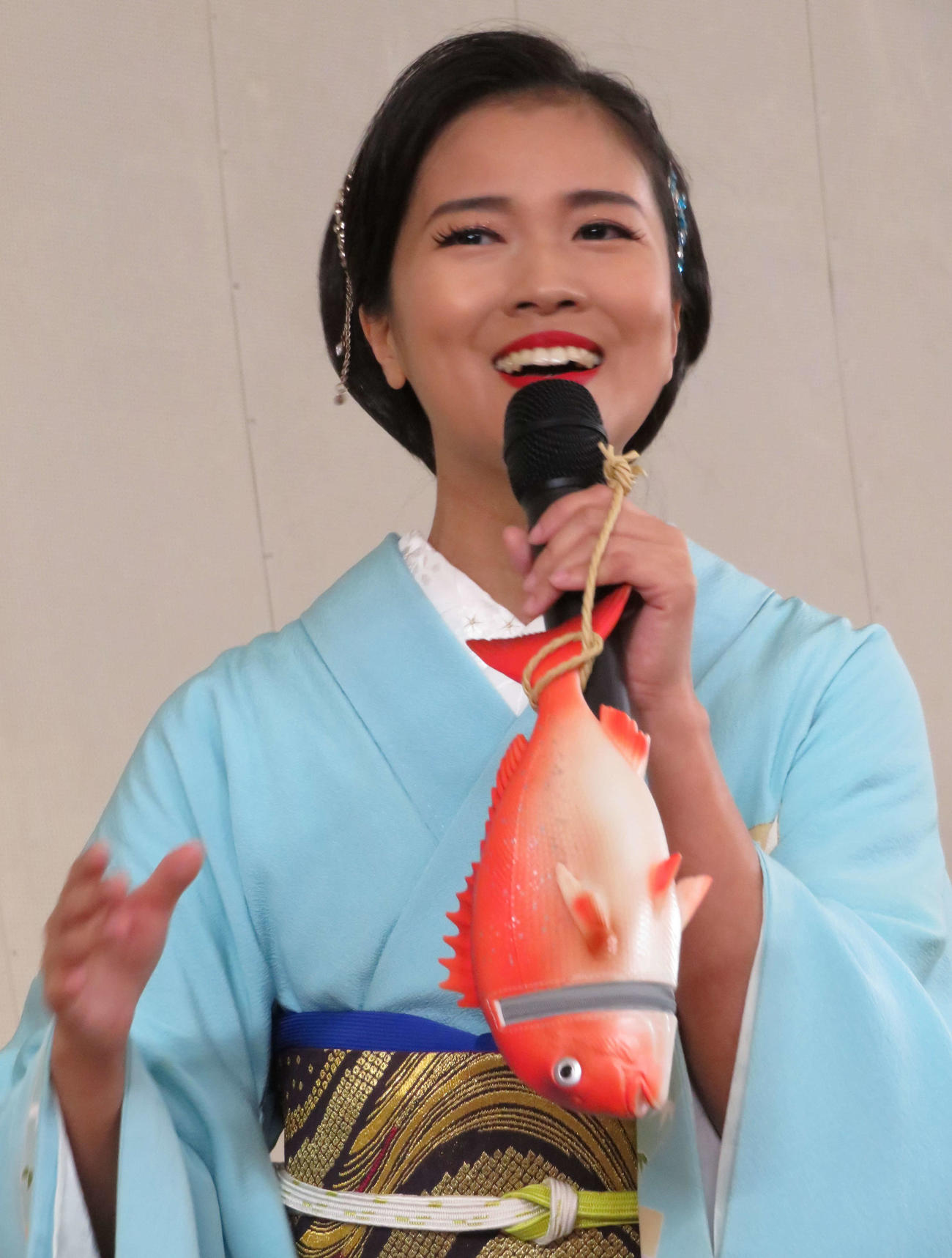 自身のカラオケ大会のミニライブで熱唱する出光仁美