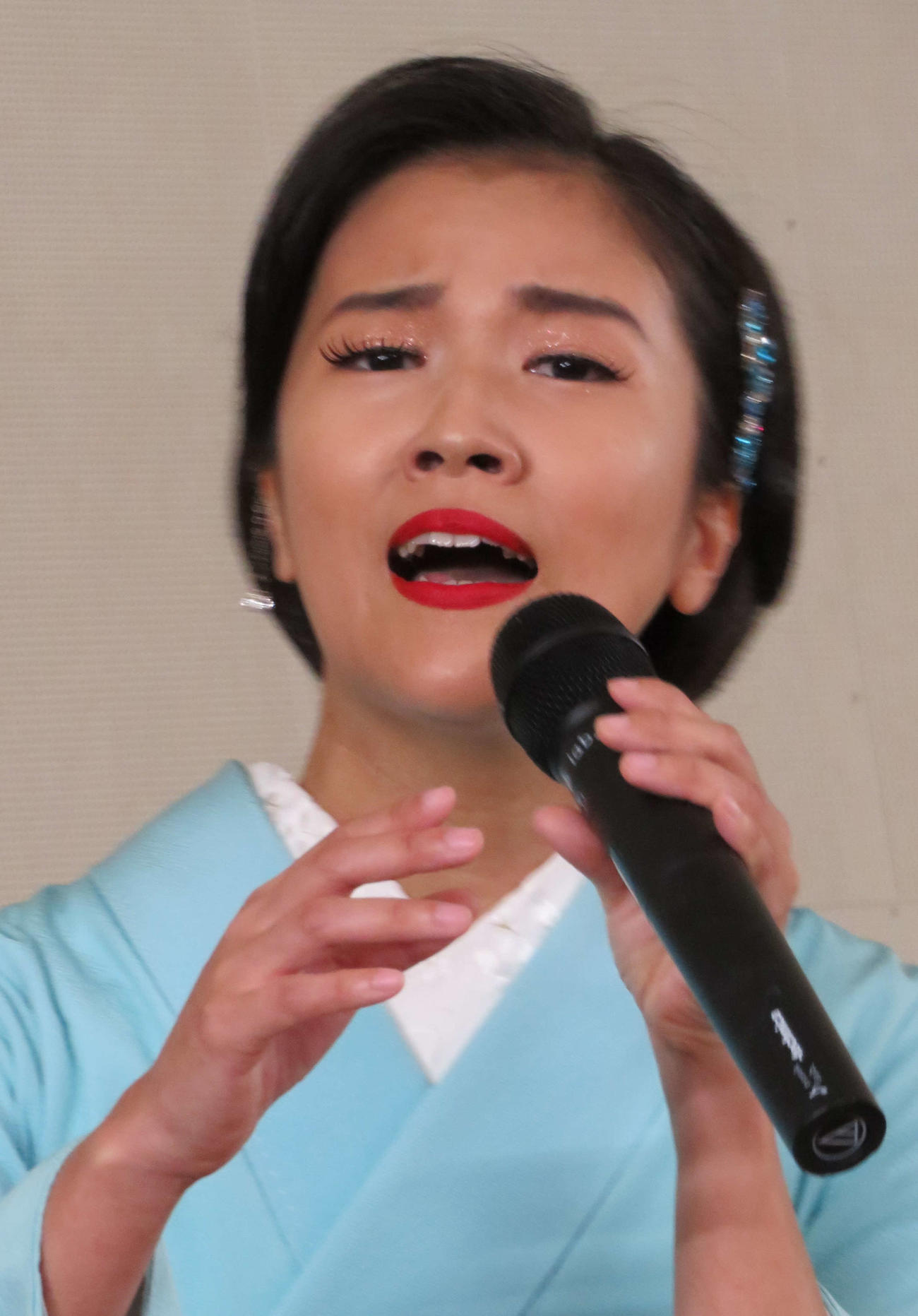 自身のカラオケ大会のミニライブで熱唱する出光仁美
