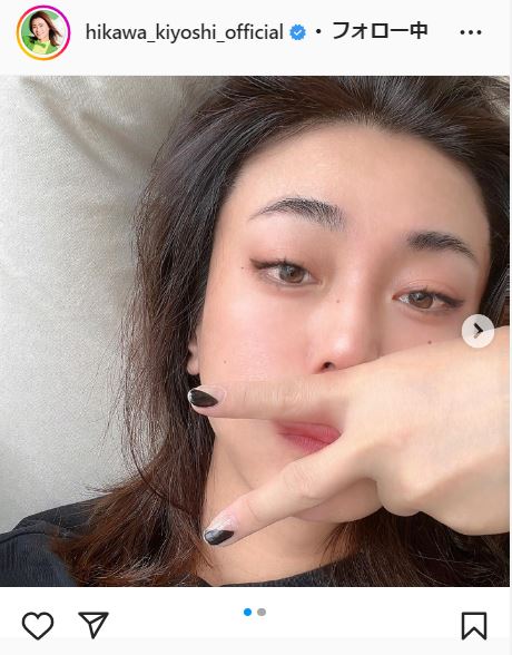 自宅でリラックスしてVサインを見せる氷川きよし（インスタグラムより）