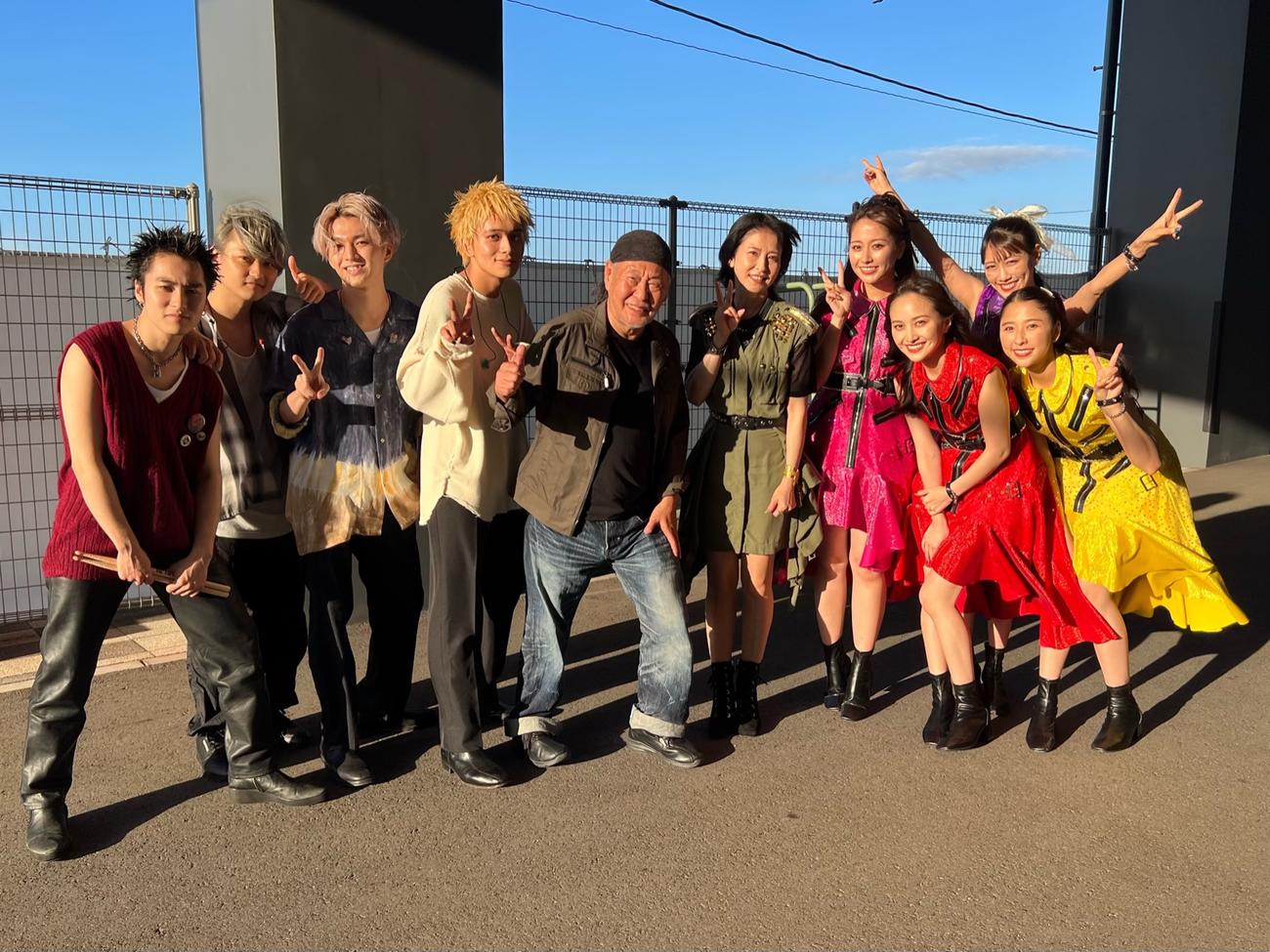 泉谷しげる（中央）が発起人となったフェスの出演者ら。（左から）DISH／／、泉谷、森高千里、ももいろクローバーZ