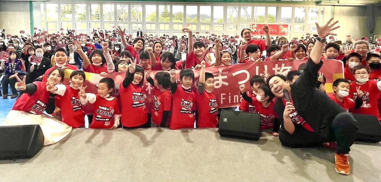 最上中央公園内「すぽーてぃあ」に集まったファン300人とともに記念撮影する今村翔吾氏
