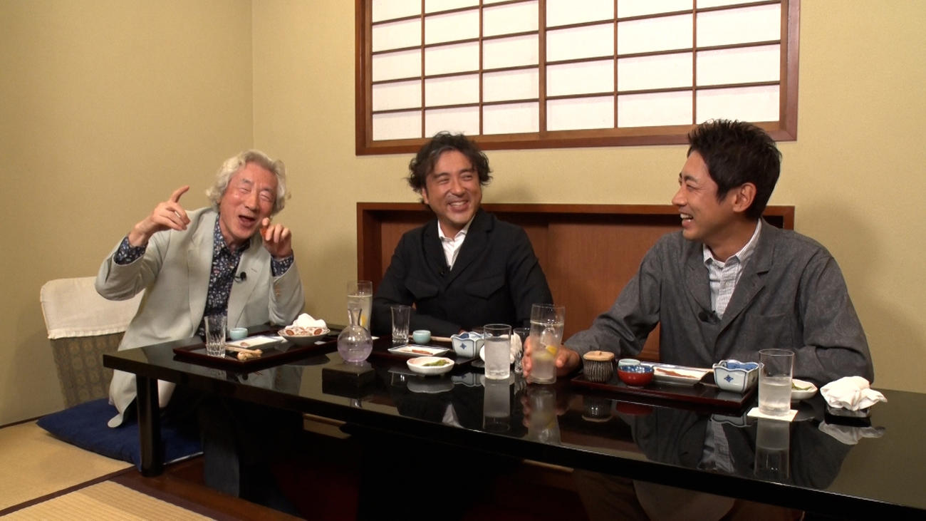 大はしゃぎの小泉純一郎首相（左）のトークに笑顔を浮かべるムロツヨシ（中）と小泉孝太郎（C）フジテレビ