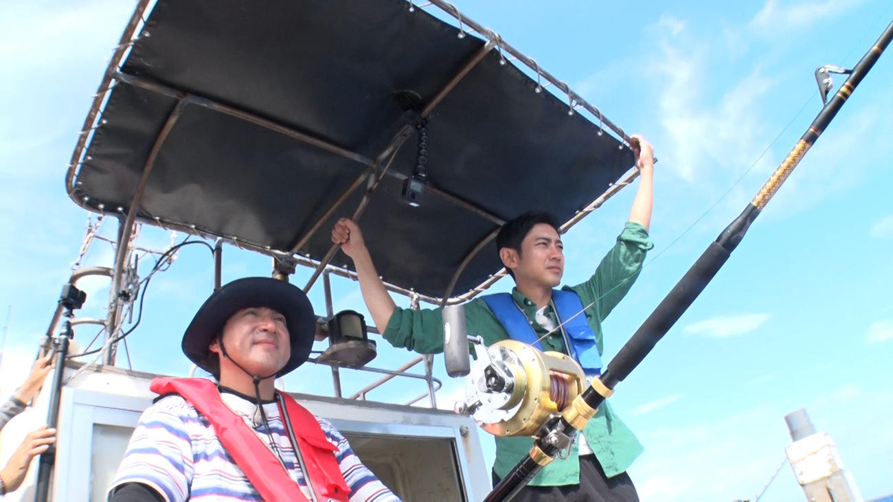 石垣島で巨大カジキ釣りに挑戦するムロツヨシ（左）と小泉孝太郎（C）フジテレビ