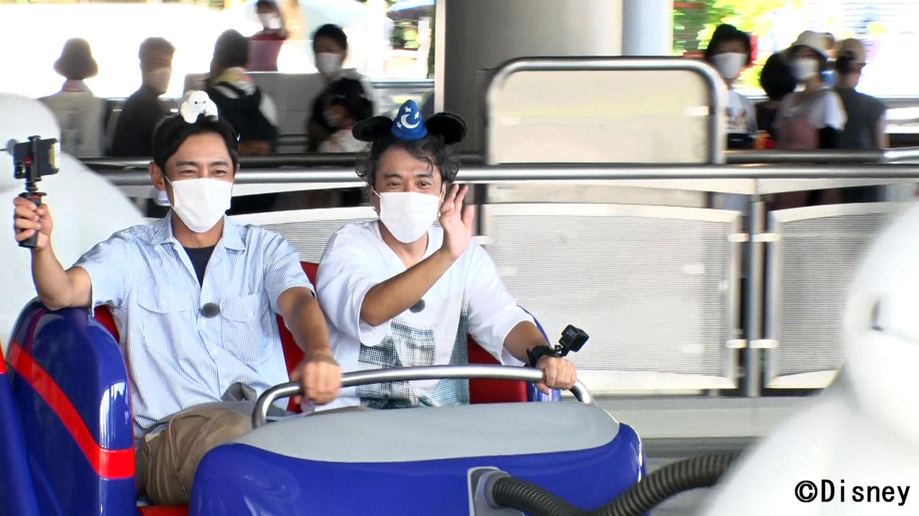 ディズニーデートでラブラブの小泉孝太郎（左）とムロツヨシ（C）フジテレビ