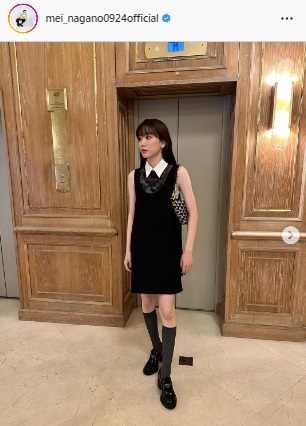 PRADAのファッションショーで着用したモノトーンコーデ姿の永野芽郁（永野芽郁のインスタグラムより）