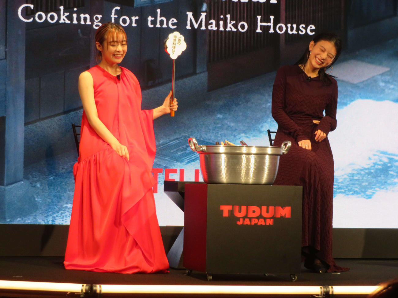 Netflixの「TUDUM Japan」で「舞妓さんちのまかないさん」にちなんだ、お玉に書かれた質問を手にした森七菜（左）と出口夏希（撮影・村上幸将）