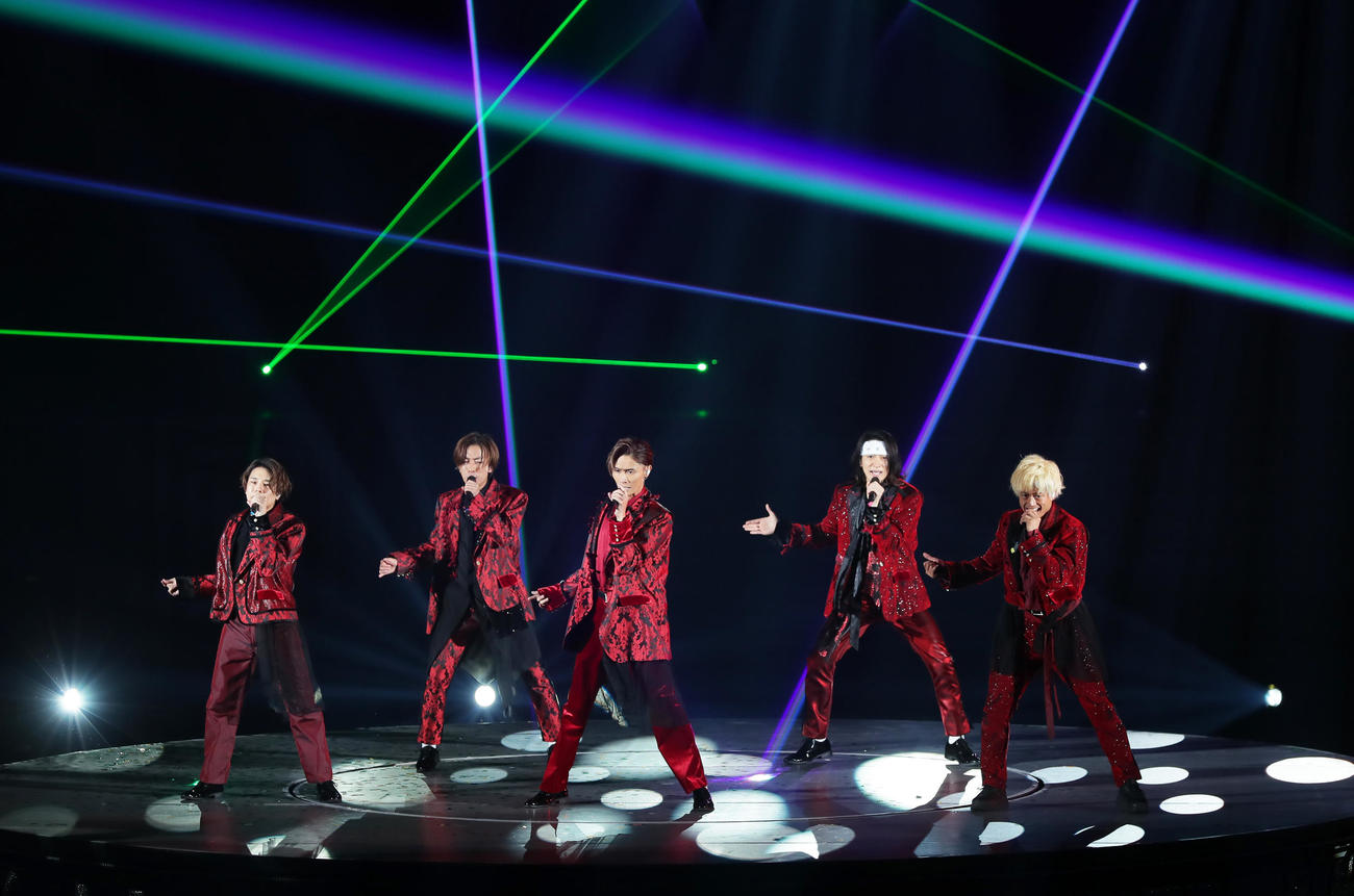 華麗なステージを披露するA．B．C－Z。左から五関晃一、河合郁人、橋本良亮、戸塚祥太、塚田僚一（撮影・足立雅史）