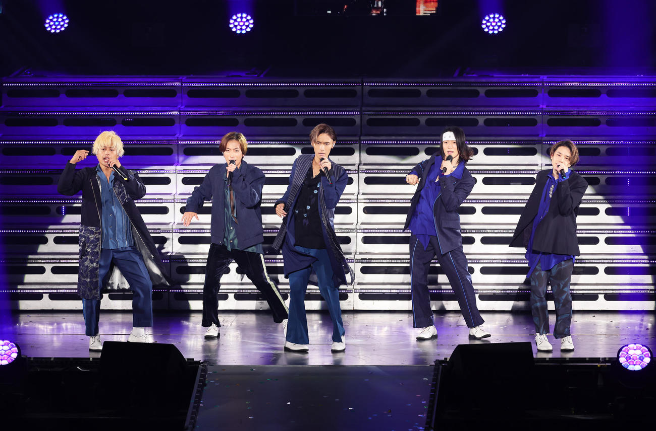 新曲を披露するA．B．C－Z。左から塚田僚一、河合郁人、橋本良亮、戸塚祥太、五関晃一（撮影・足立雅史）