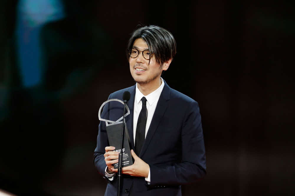 サンセバスチャン映画祭で監督賞を受賞し、授賞式でスピーチする川村元気監督（C）2022「百花」製作委員会