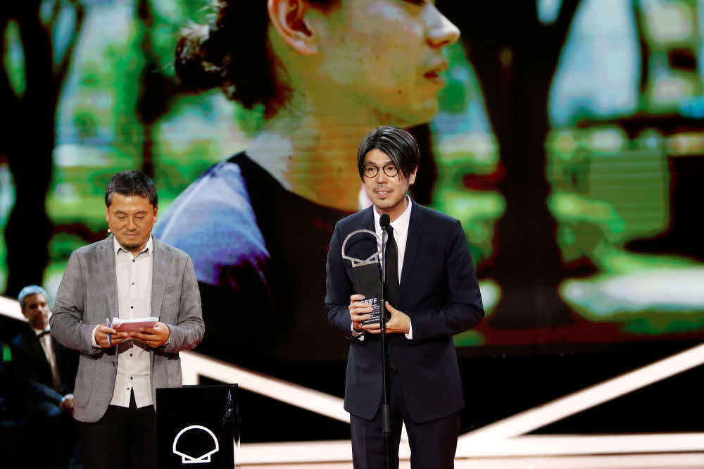 サンセバスチャン映画祭で監督賞を受賞し、授賞式でスピーチする川村元気監督(C)2022「百花」製作委員会