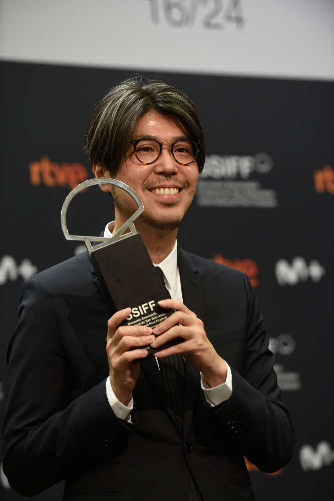 サンセバスチャン映画祭で監督賞を受賞し、会見で笑みを浮かべる川村元気監督（C）2022「百花」製作委員会