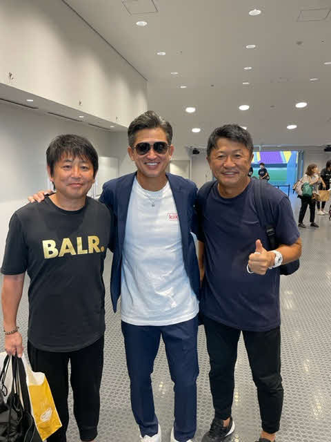 JFL東京武蔵野戦後、記念撮影する、左からJ1京都サンガの松浦紀典氏、鈴鹿FWカズ、武田修宏氏