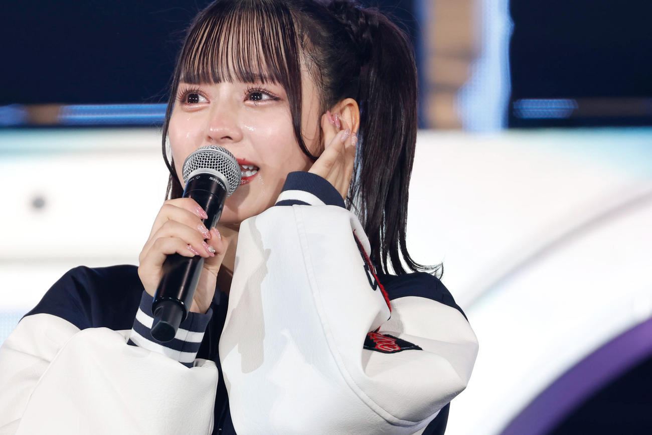 ＝LOVEデビュー5周年記念コンサートで涙ながらに卒業発表する齊藤なぎさ