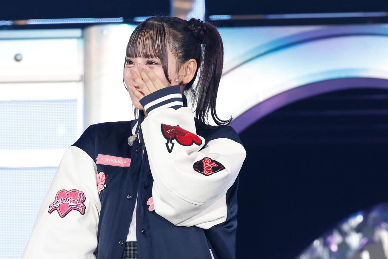 ＝LOVEデビュー5周年記念コンサートで涙ながらに卒業発表する齊藤なぎさ
