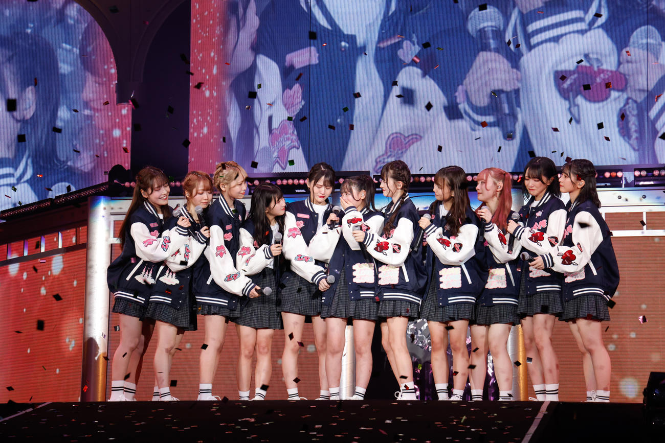 ＝LOVEデビュー5周年記念コンサートで卒業発表した齊藤なぎさ（中央）を囲むメンバー