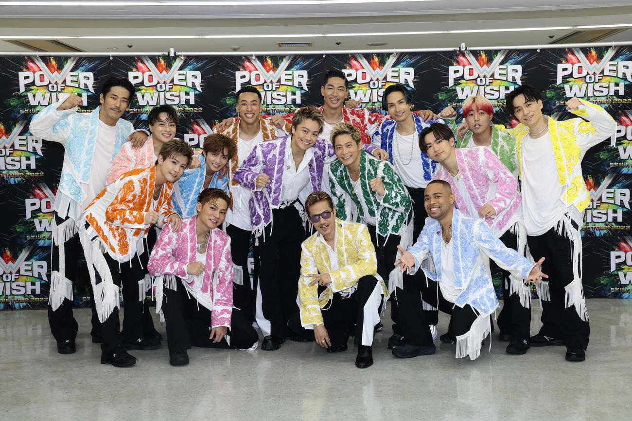 全国ドームツアー「POWER OF WISH」最終公演を行ったEXILE。前列左からSHOKICHI、ATSUSHI、NESMITH、中列左から岩田剛典、佐藤大樹、TAKAHIRO、黒木啓司、NAOTO、後列左から小林直己、白濱亜嵐、関口メンディー、AKIRA、橘ケンチ、世界、TETSUYA