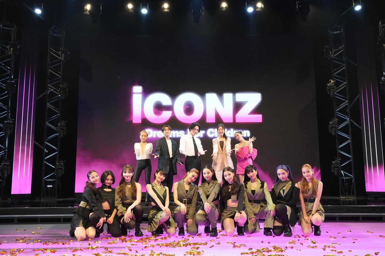 「iCON Z～Dreams For Children」ガールズグループ部門のファイナリスト（前列）とプロデューサーの登坂広臣（後列中央）