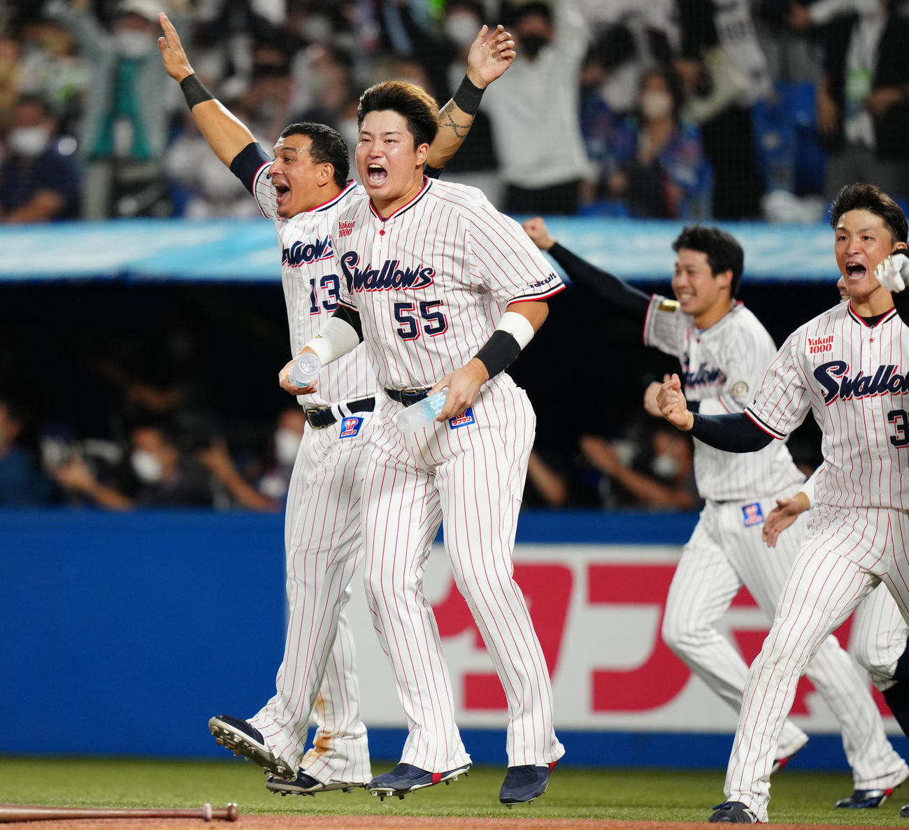 ヤクルト対DeNA サヨナラ勝ちで優勝が決まりベンチから飛び出し歓喜する村上（左から2人目）らヤクルトの選手たち（撮影・江口和貴）