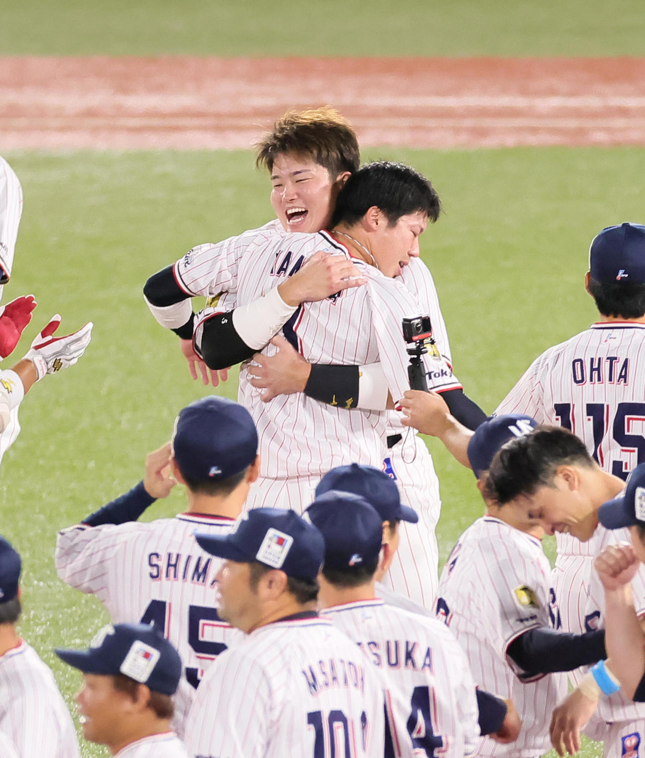 ヤクルト対DeNA　リーグ連覇を果たし抱き合い喜ぶヤクルトの村上（左）と山田（撮影・足立雅史）