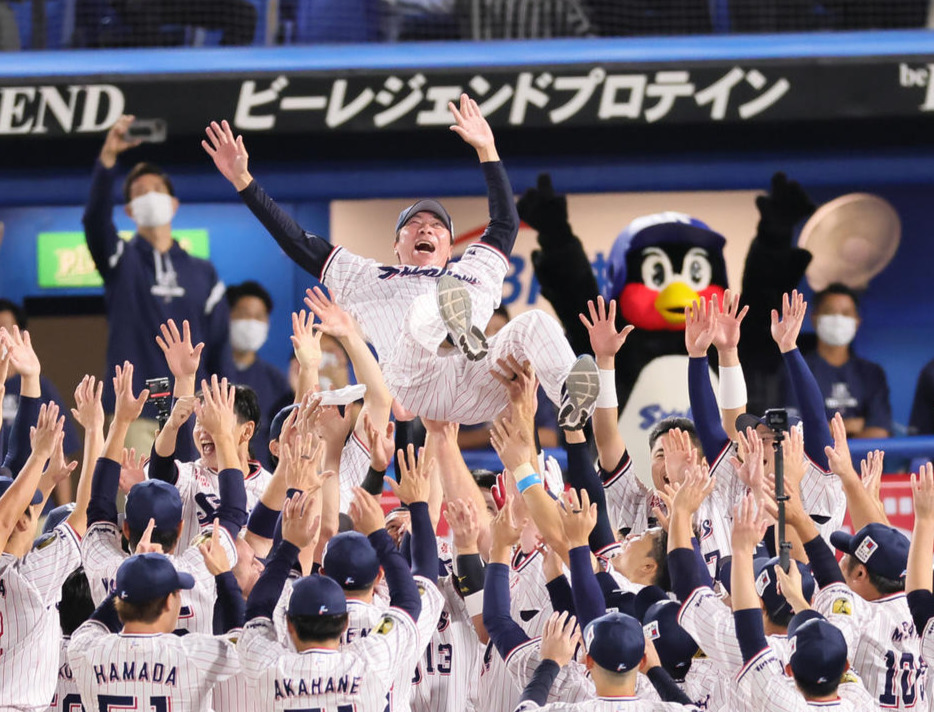 リーグ連覇を果たし胴上げされるヤクルト高津監督の後方ではつば九郎も喜ぶ（撮影・足立雅史）