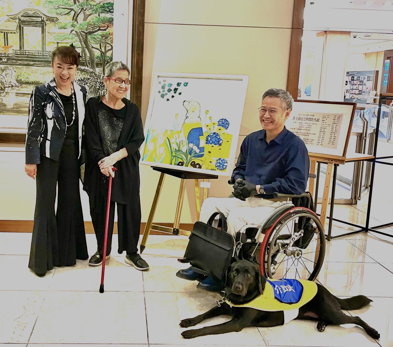ジュディ・オング（左）と井上勝江氏（中）は絵画「介助犬に花束を」を挟んで、介助犬使用者の作者・山内稔氏と笑顔で語り合う(東京・新宿の京王プラザホテルで)