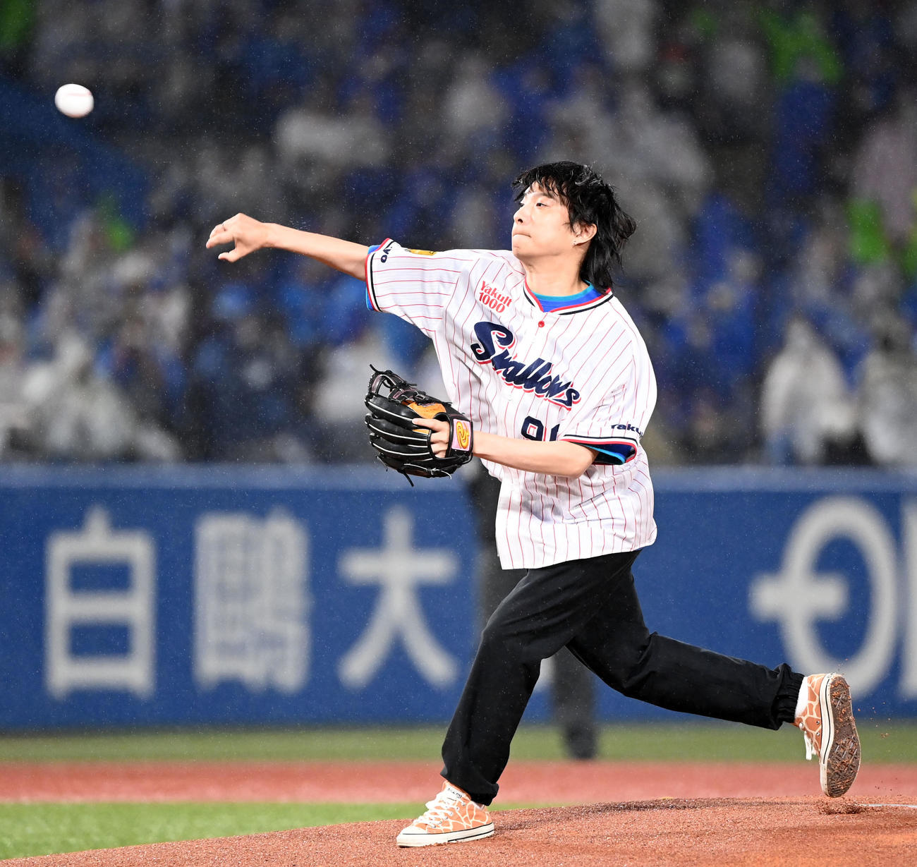 22年9月23日　ヤクルト対DeNA　始球式を務めた尾崎世界観（撮影・たえ見朱実）