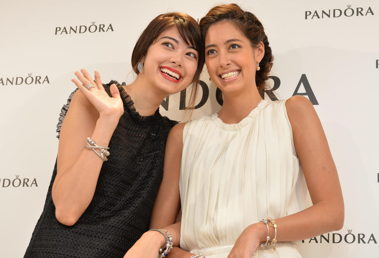 「PANDORA」の日本旗艦店オープン記念イベントに出席した、森星（左）森泉姉妹（2015年9月撮影）