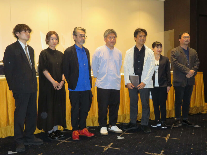 記者会見を開いた日本版ＣＮＣ設立を求める会の、左から内山拓也、岨手由貴子、諏訪敦彦、是枝裕和、舩橋淳、西川美和、深田晃司の各監督（2022年6月撮影）