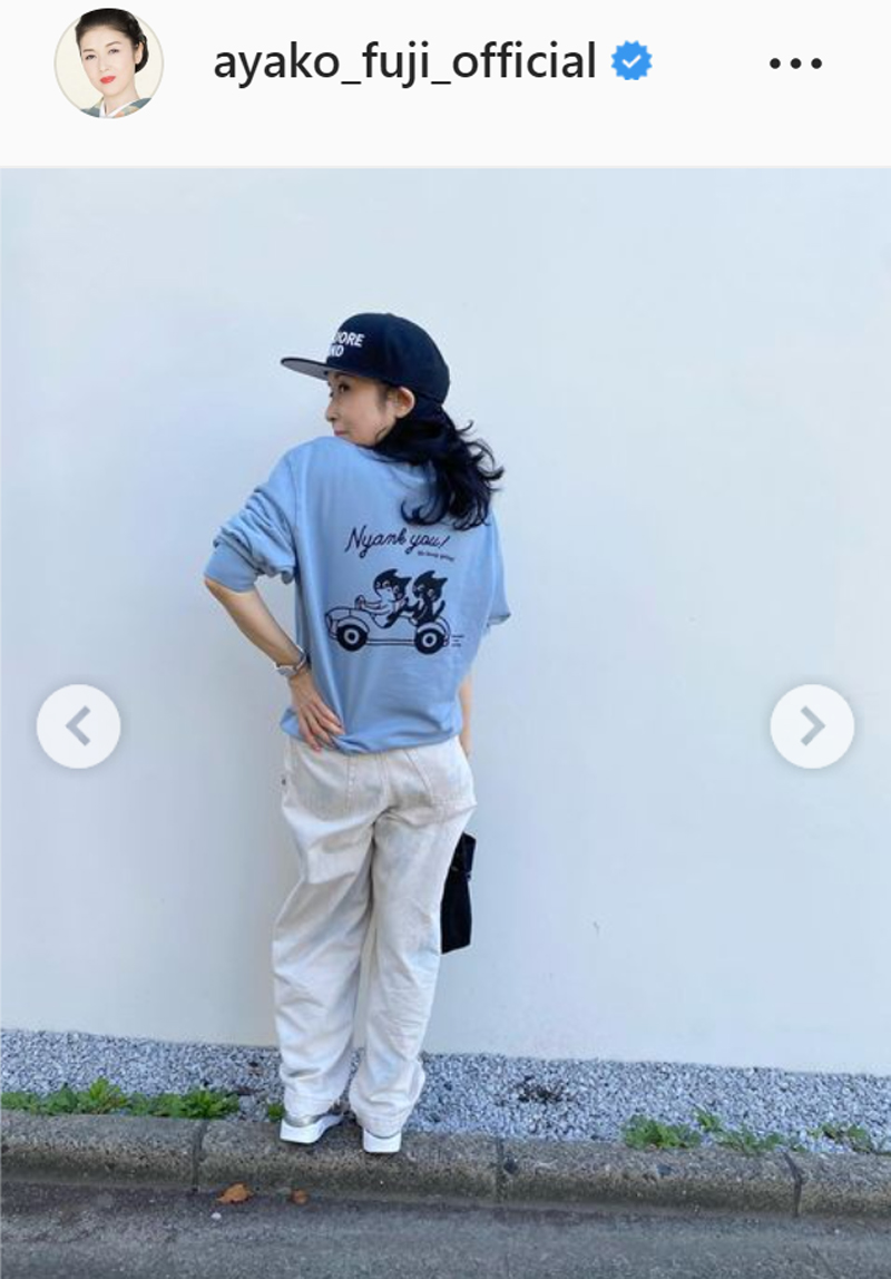 愛猫の「マルくん」「オレオちゃん」がプリントされたスエット姿の藤あや子（藤あや子のインスタグラムより）