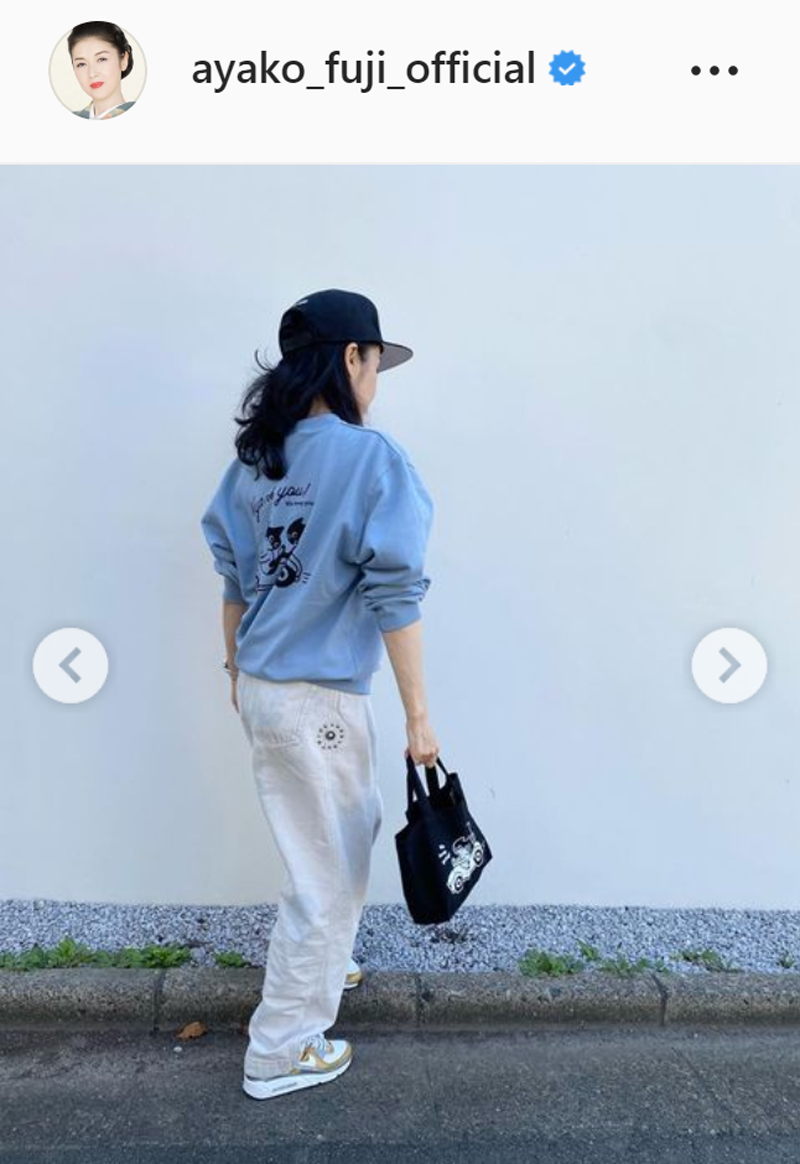 愛猫の「マルくん」「オレオちゃん」がプリントされたスエット姿の藤あや子（藤あや子のインスタグラムより）