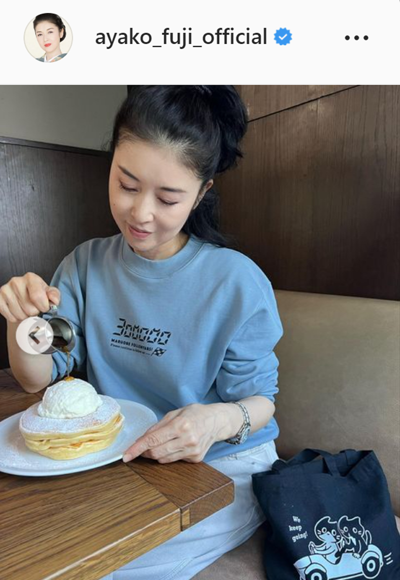 パンケーキを食べる藤あや子（藤あや子のインスタグラムより）
