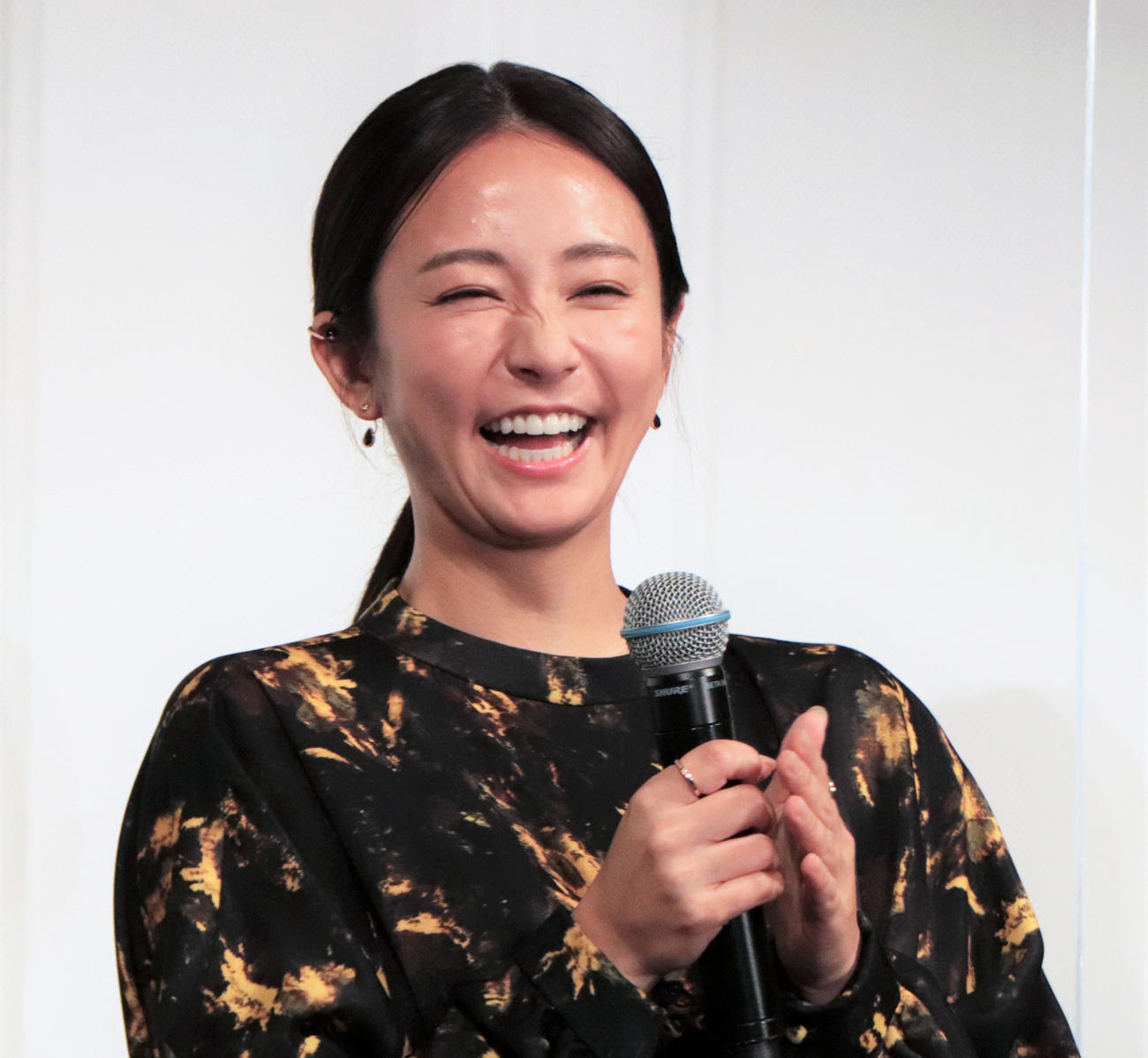 映画「七人の秘書　THE MOVIE」秘書のお悩み相談会で笑顔を見せる木村文乃（撮影・藤塚大輔）