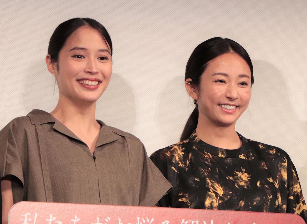 映画「七人の秘書　THE MOVIE」秘書のお悩み相談会で笑顔を見せる広瀬アリス(左)と木村文乃（撮影・藤塚大輔）