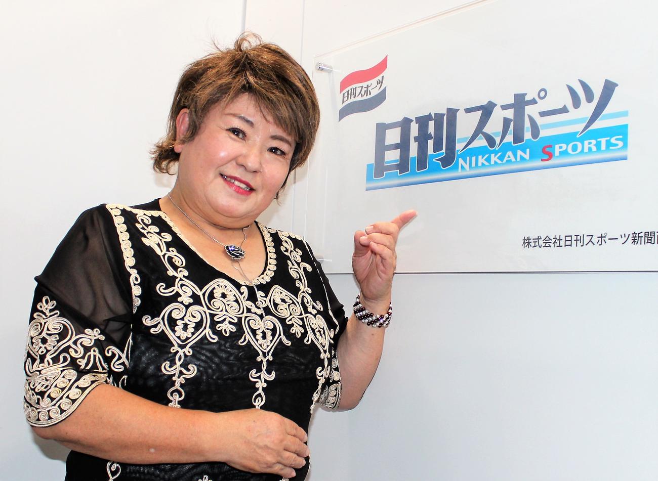新曲PRのために来社した桜ゆかり（撮影・鎌田敏晴）＝2022年9月26日、大阪市北区中之島の日刊スポーツ新聞社大阪本社
