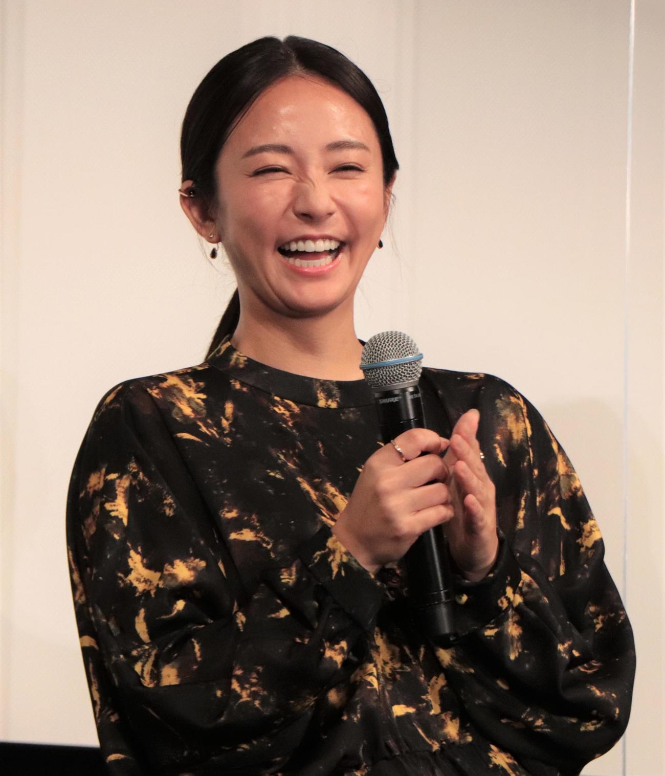 映画「七人の秘書　THE MOVIE」秘書のお悩み相談会で笑顔を見せる木村文乃（撮影・藤塚大輔）