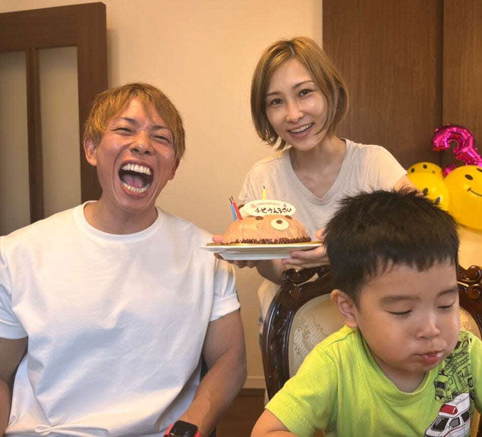 セクシー男優のしみけんとの事実婚を解消したことを報告した、はあちゅうがブログに投稿した家族写真